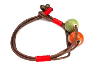 Pulsera Artesanal de Cuerda de Cera con Cerámica Naranja y Verde, Cascabeles de Aleación 20cm